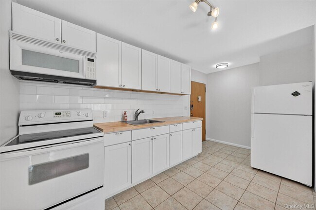 Building Photo - 810 Blooming Grove Turnpike