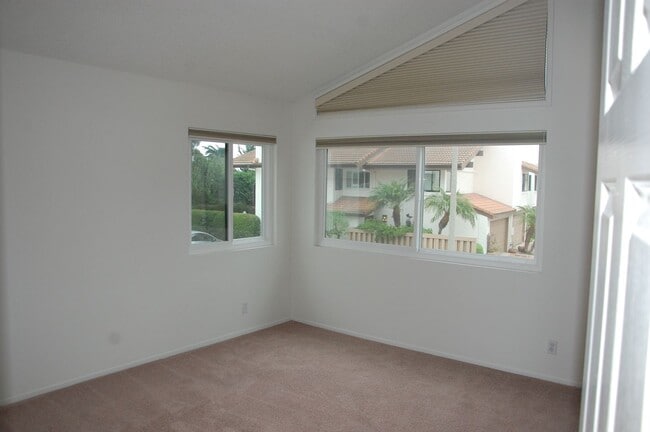 Building Photo - East Beach Town-home
