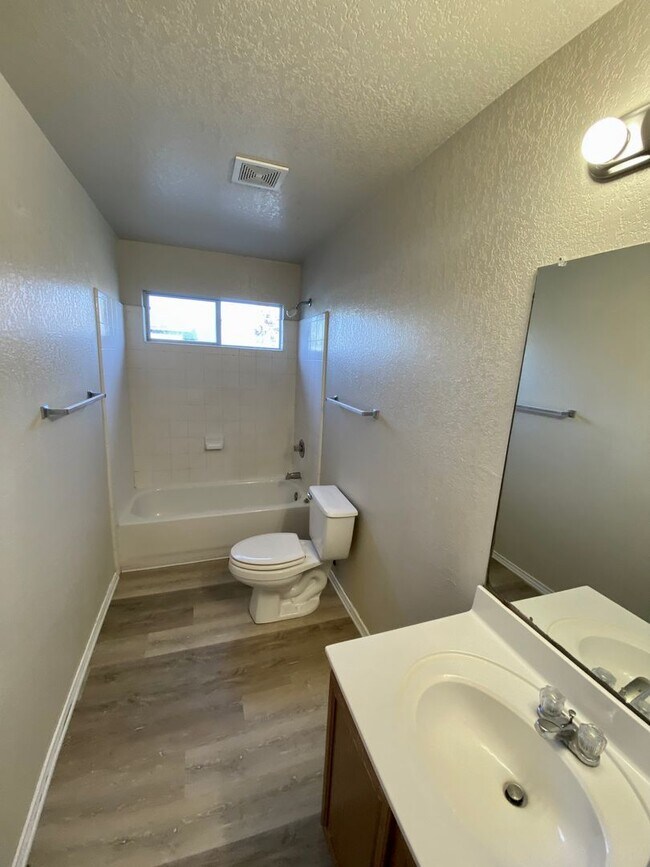 Building Photo - Beautiful 4 Bedroom