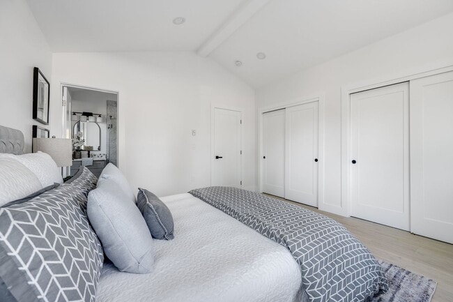 Building Photo - Beautiful Brand New 2bed 2.5bath Seattle H...