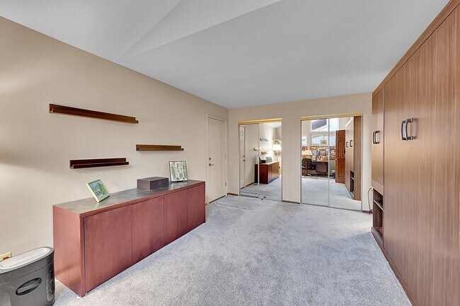 Building Photo - Backs to private lake with mountain views