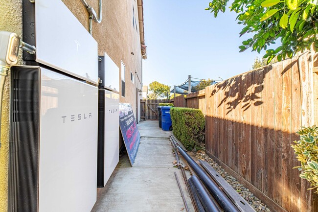 Building Photo - Spacious 4 bedroom home with SOLAR Panels ...