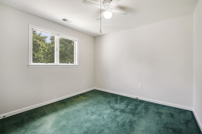 Building Photo - 3 Bed 2 Full Bath 2 Half Bath - Silver Spr...