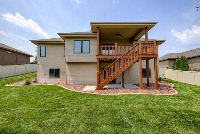 Building Photo - Beautiful 4 Bedroom In Shadow Lake!!