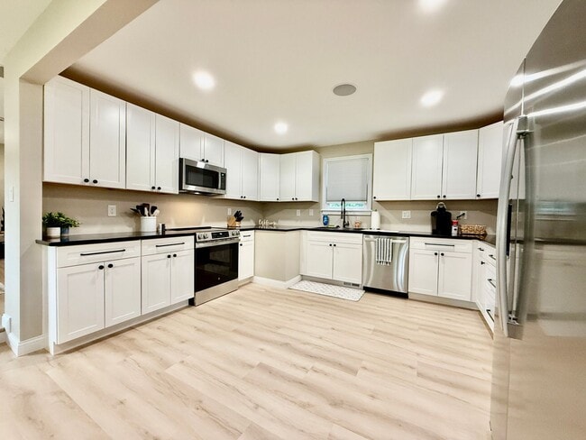 Building Photo - Brand new remodeled home in Monroe!