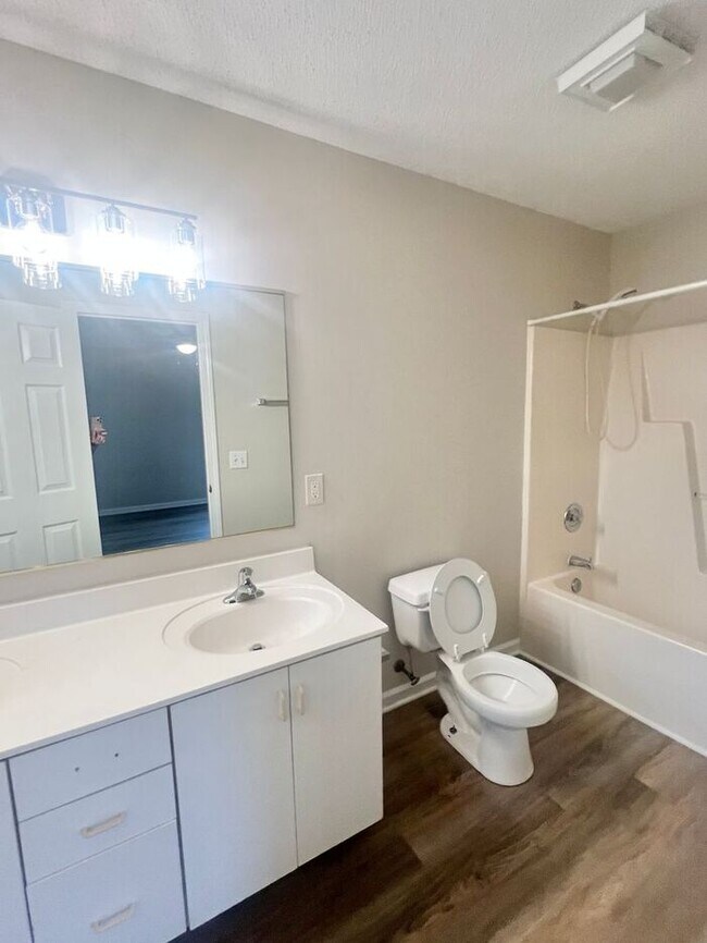 Building Photo - RENT SPECIAL! UPDATED MODERN UNIT! 3BR Clo...