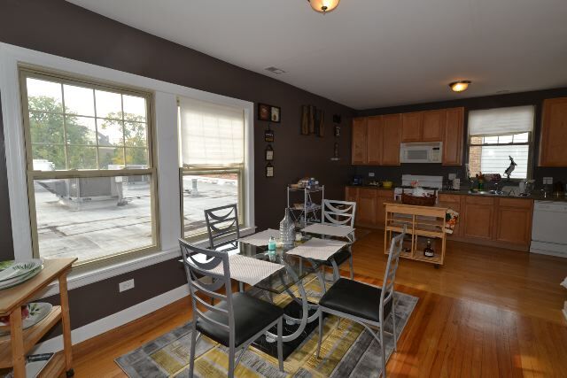 Building Photo - 5214 N Sawyer Ave