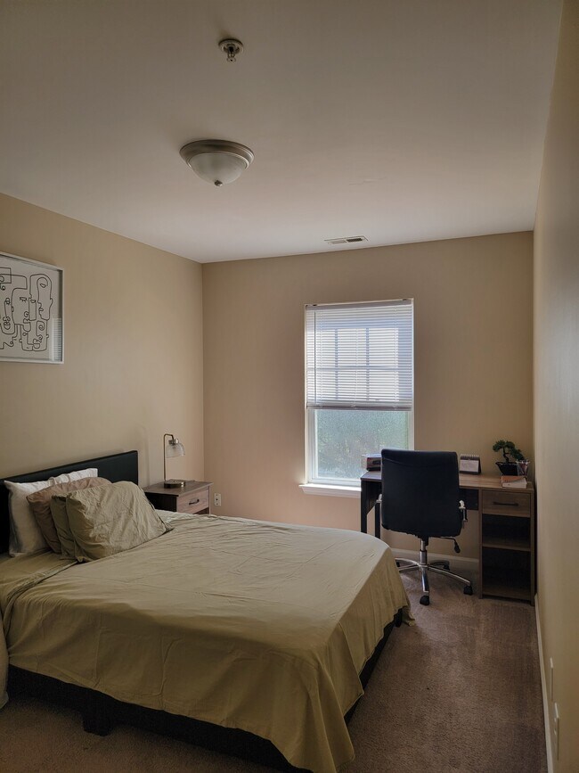 Building Photo - 2220 Valley Edge Dr