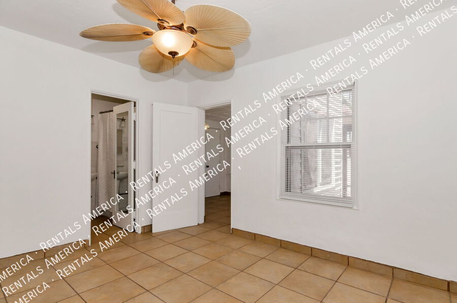 Building Photo - 1119 E Silver St