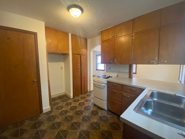 Building Photo - Spacious 3 bedroom, 1 bath duplex located in South Moorhead.