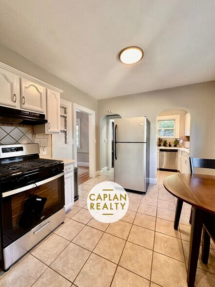 Building Photo - 86 Roydon Rd