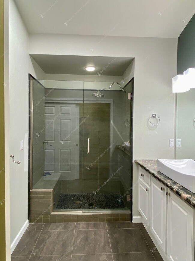 Building Photo - Charming and unique 2 BR in an upscale west Bend neighborhood