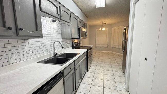 Building Photo - 204 Splane Dr
