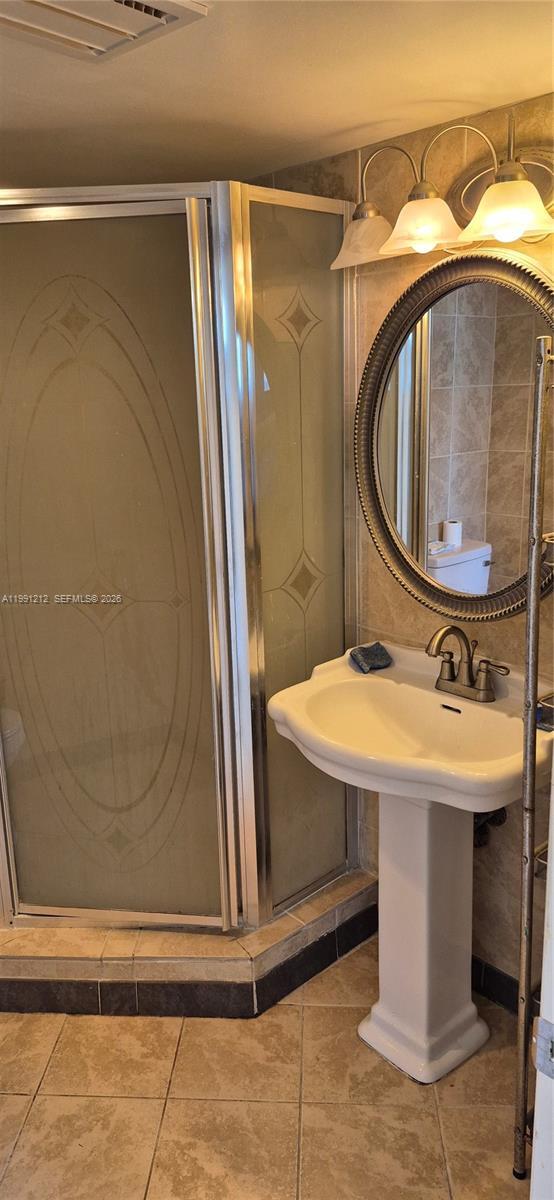 Building Photo - 1051 Hillsboro Mile