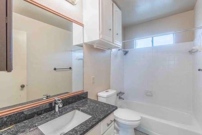 Building Photo - 3901 Knollwood Dr