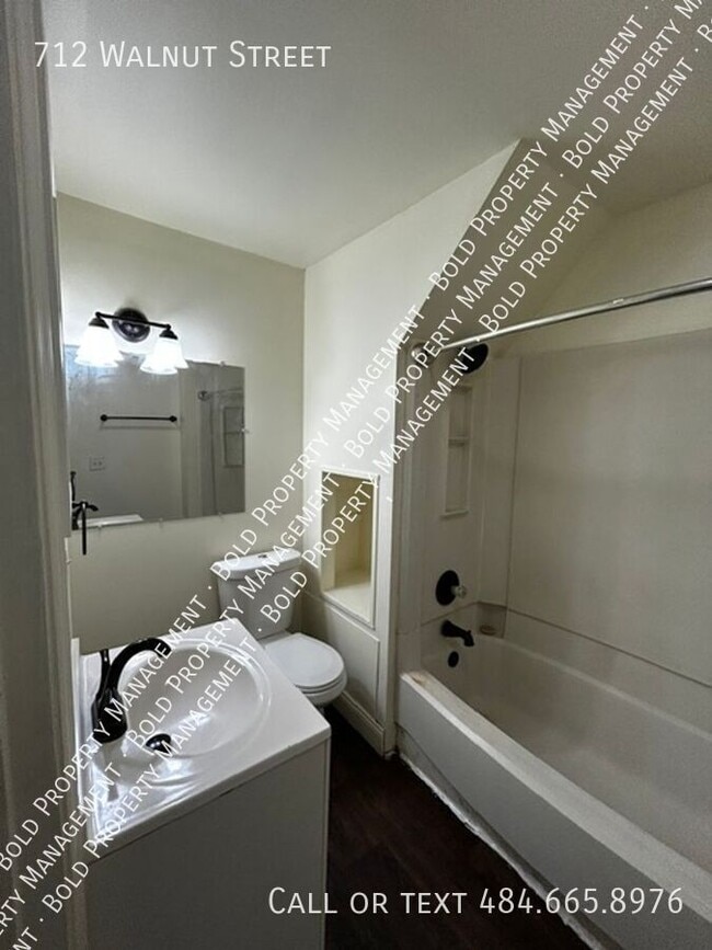 Building Photo - 712 Walnut St