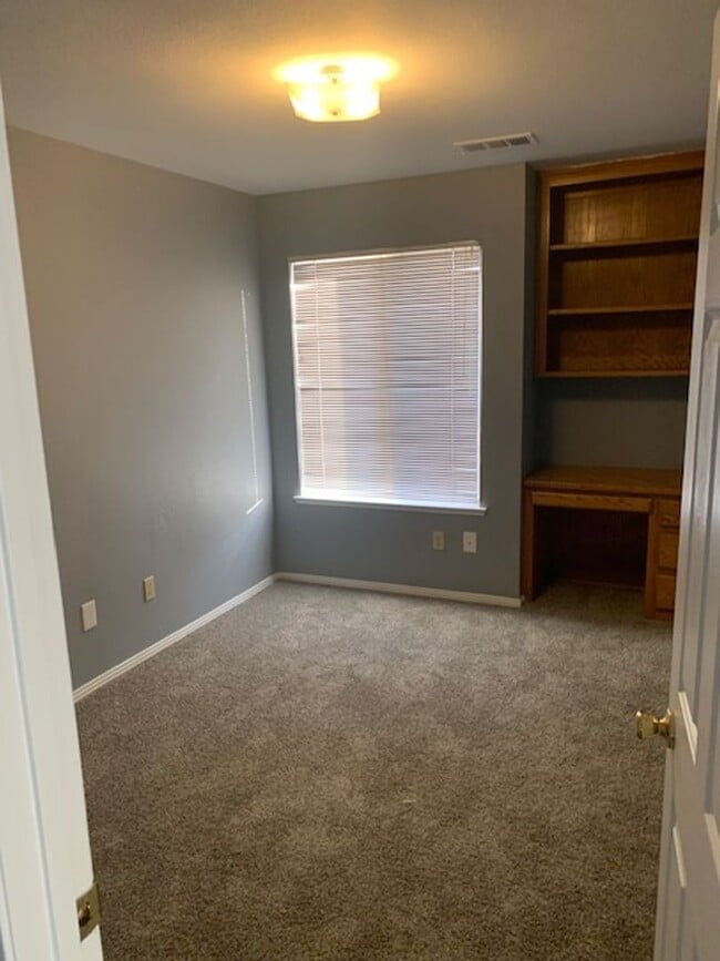Building Photo - Beautiful 4 Bedroom 2 Bath Located in Nort...