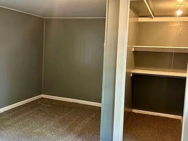 Building Photo - 25 N Washington St