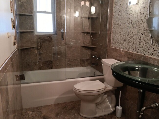 Building Photo - 3 Bedroom, 3 Bathroom Home! Schedule a Showing Soon!