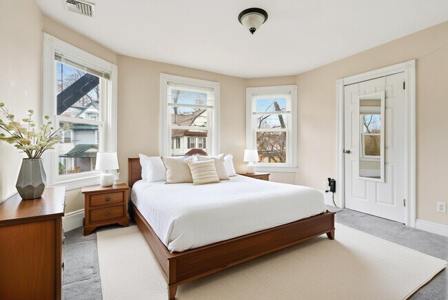 Building Photo - 168 Woodside Ave