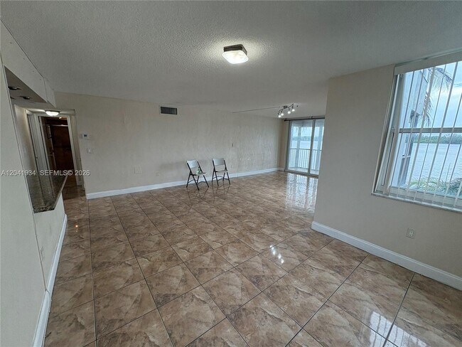 Building Photo - 1075 NE Miami Gardens Dr