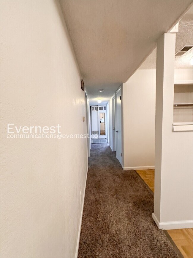 Building Photo - 2 bed/1 bath Spacious Condo with Modern Amenities