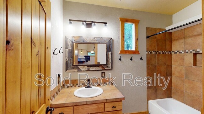 Building Photo - 1701 Ivy Pl