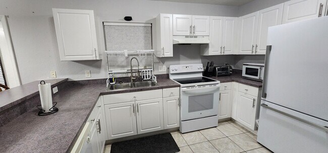 Building Photo - Pink 45th