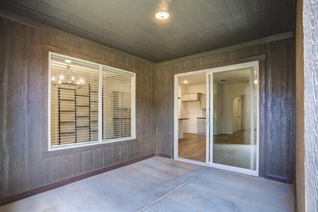 Building Photo - Modern townhome in South Lubbock