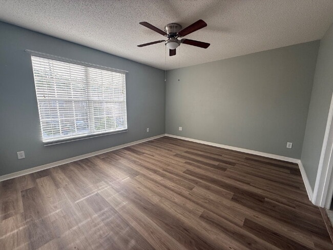 Building Photo - 2-Bed Oasis with 2.5 Baths on Silver Falls...