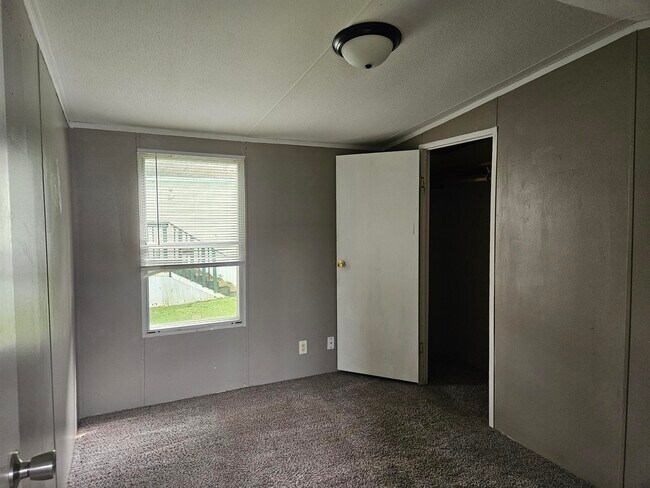 Building Photo - 38 Lynnwood Cir