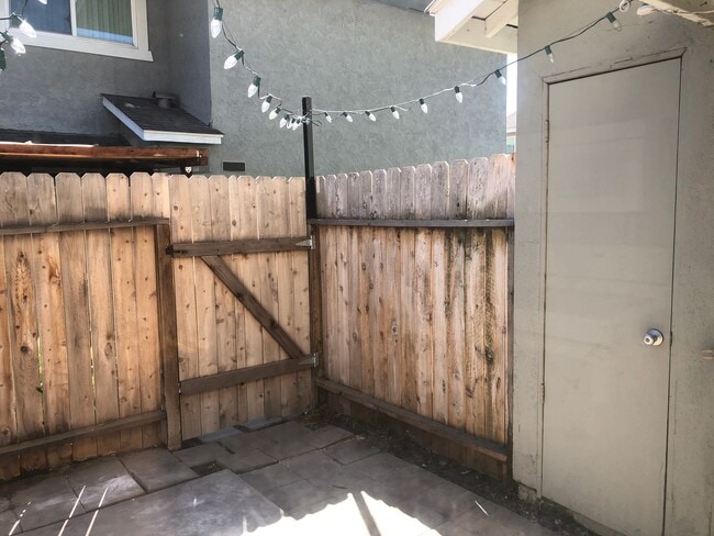 Building Photo - Santa Ana townhome style.  2 bed, 1 1/2 ba...