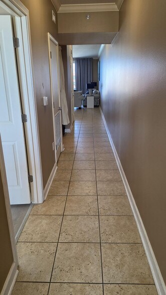 Building Photo - 9900 S Thomas Dr