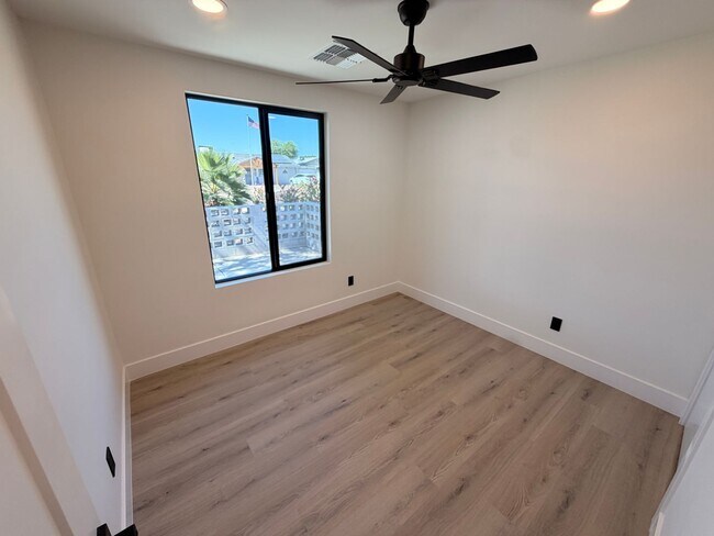 Building Photo - Updated 3 Bed / 2Bath Northeast Phoenix Home Ready for Immediate Move In w/ NO Carpet!