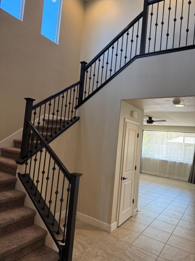 Building Photo - Newer Modern 4 Bedroom 3.5 Bath w/ Bedroom...