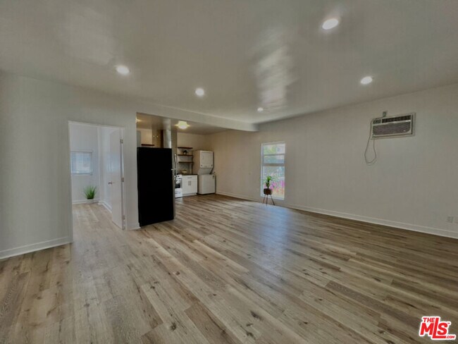 Building Photo - 1217 N Virgil Ave