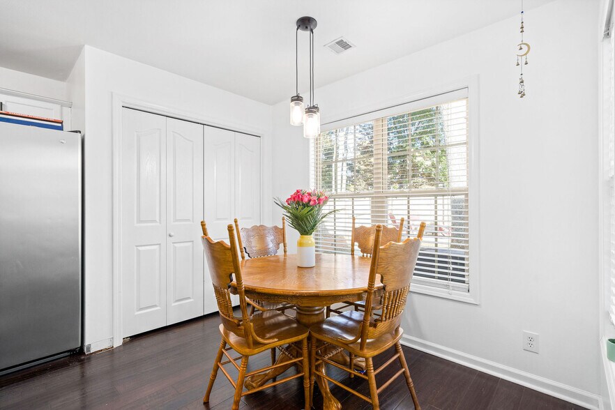 Building Photo - 525 Parkvue Village Way