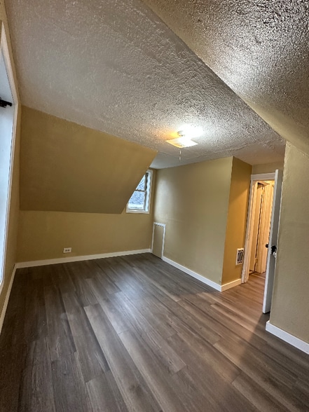 Building Photo - 109 Kendall Ave S