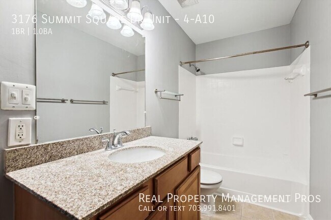 Building Photo - 3176 Summit Square Dr