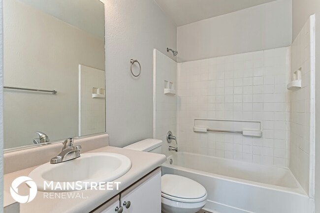 Building Photo - 5632 S Vine Ave