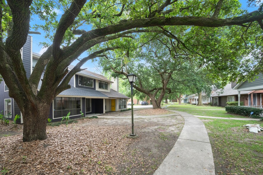 Building Photo - 1230 Sharlo Ave