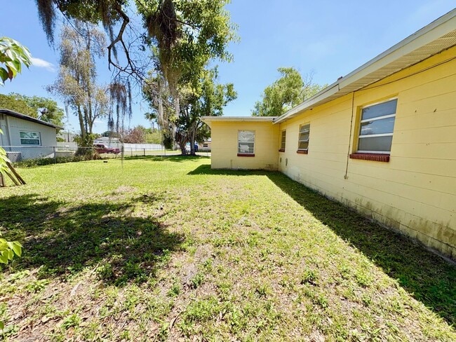Building Photo - Charming 2 Bedroom Home with Fenced Yard & Screened Patio – Prime Location!