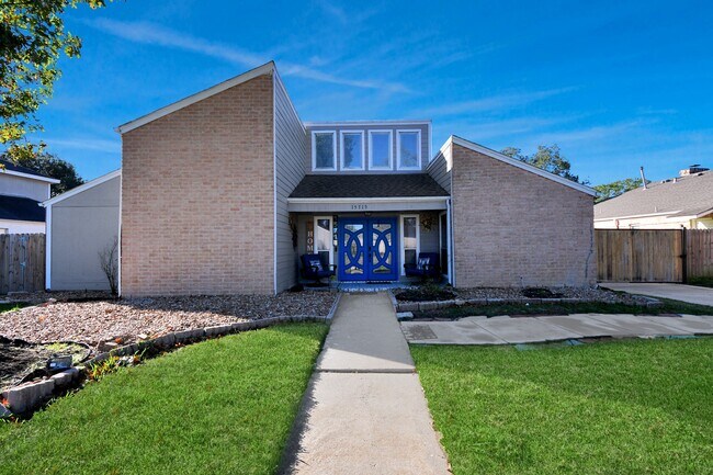 Building Photo - 15715 Creekhaven Dr