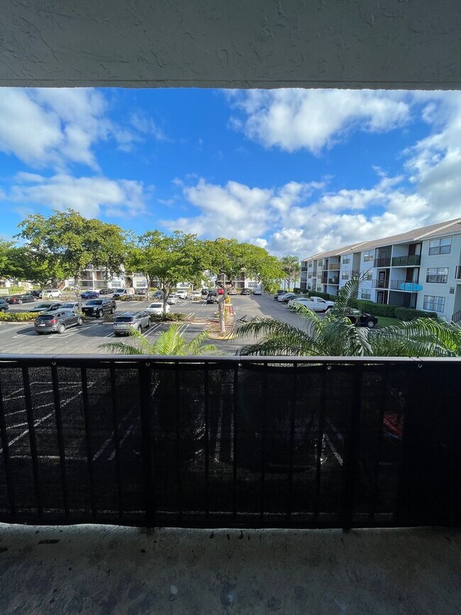 Building Photo - ONE BEDROOM ONE BATHROOM! WATERFRONT COMMU...