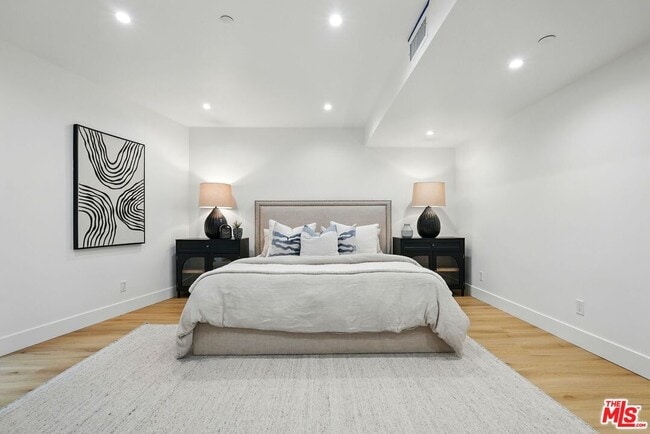 Building Photo - 913-913 1/2 N Beverly Glen Blvd