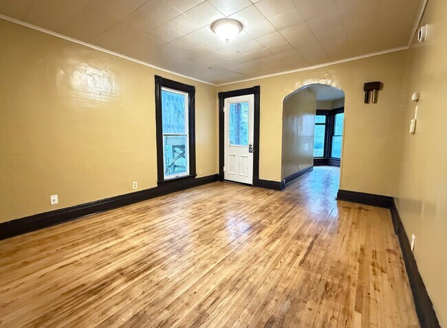 Building Photo - 133 Benton St