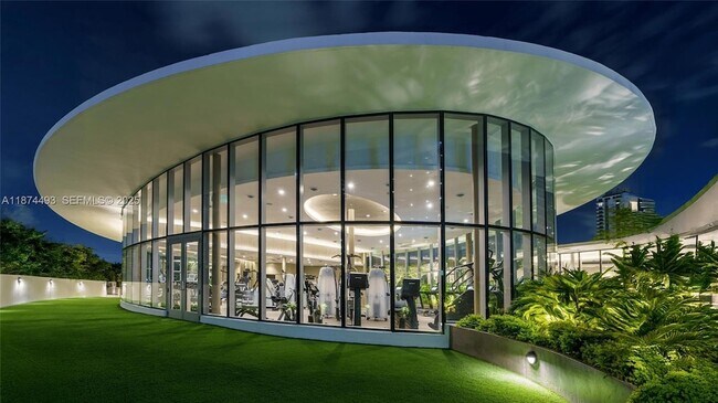 Building Photo - 700 NE 24th St