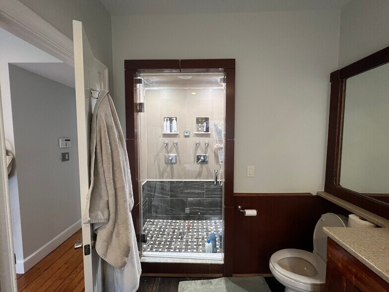 Building Photo - 733 E 3rd St