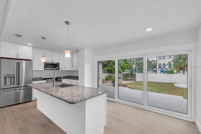 Building Photo - 907 Narcissus Ave