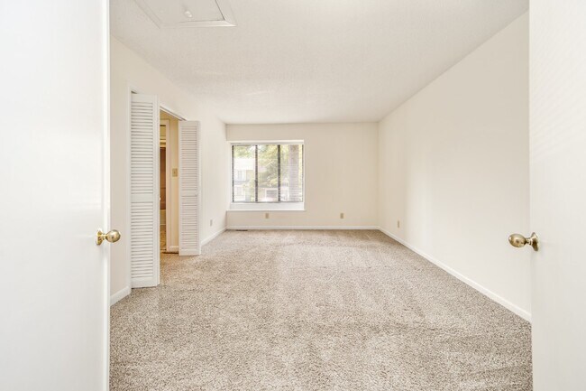 Building Photo - COMING SOON! Cozy 2bd/2ba Townhome Nest in Watersedge